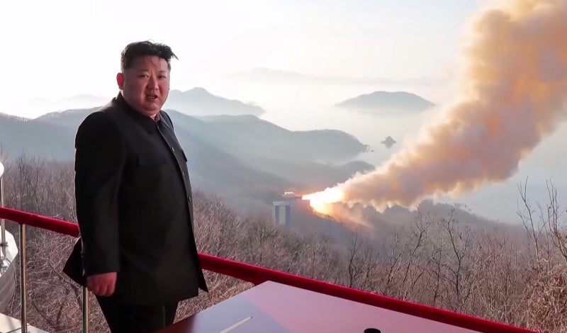 김정은, ICBM 새 고체엔진 시험… 美에 ‘이란과 다르다’ 메시지