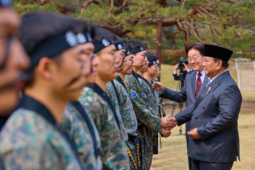 이재명 대통령과 프라보워 수비안토 인도네시아 대통령이 1일 청와대 녹지원에서 열린 친교행사에서 육군 태권도 시범대 공연을 관람한 뒤 대원들과 인사하고 있다. (청와대 제공) 뉴시스
