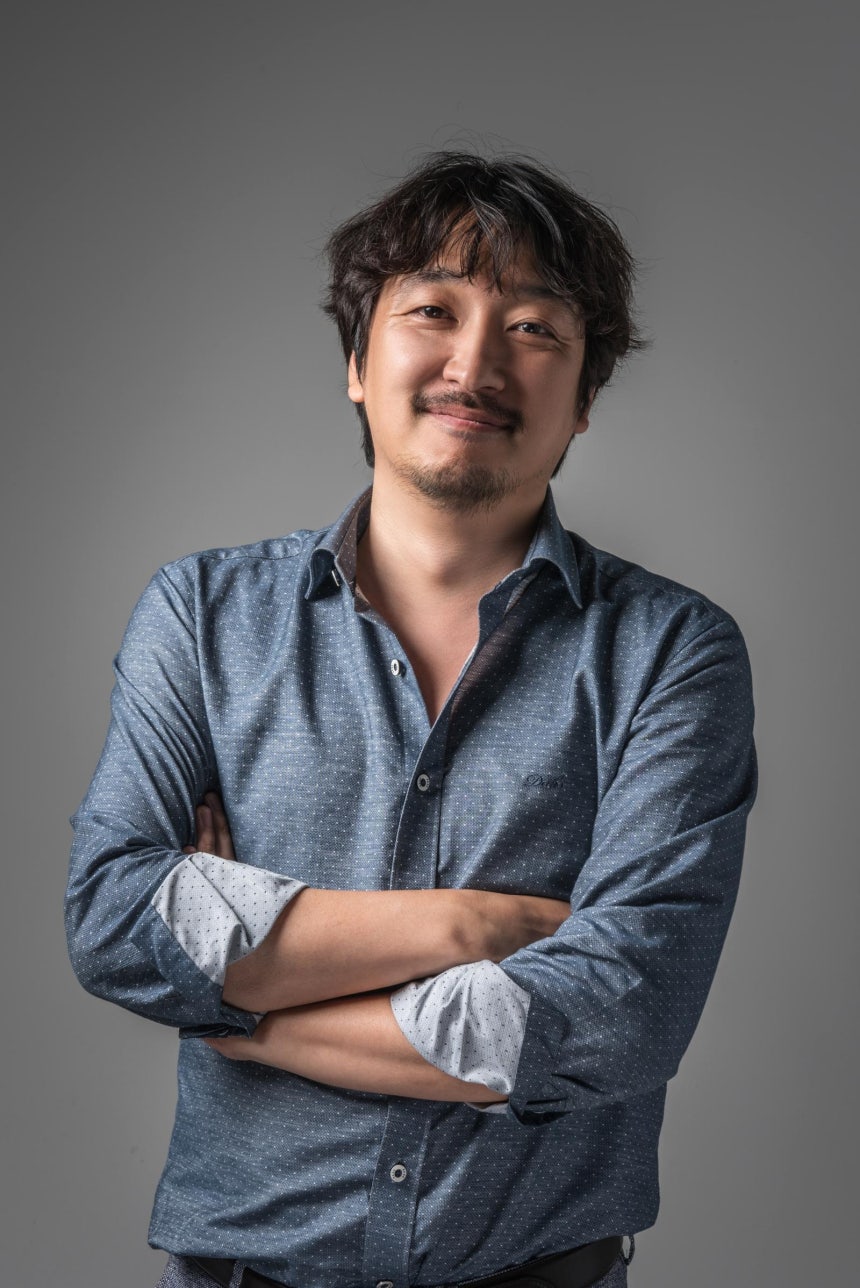 ‘쓰는 사람’을 집필한 백희성 건축가. 그는 벽에 부딪힐 때면 “뭐가 잘 안 되는 건 재밌는 게 숨어 있기 때문이야”라는 어머니 말씀을 떠올린다고 했다. 교보문고 제공