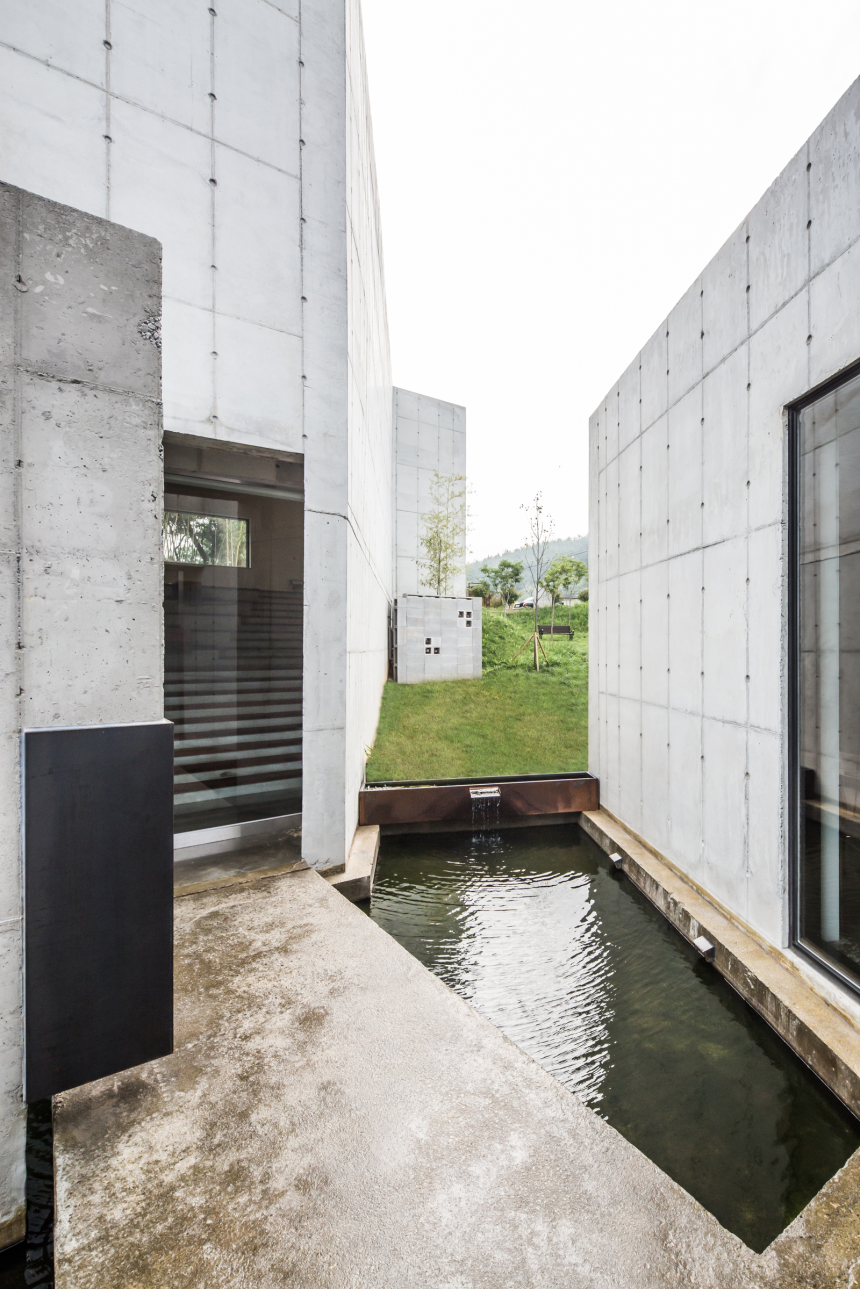 은퇴한 소방관이 의뢰해 지은 카페. 광고계에서 일하고 싶었지만 소방관으로 평생 일한 그의 삶을 담았다. 바라보는 방향으로 건물을 만들었지만 실제 그 방향으론 갈 수 없게 길을 살짝 비틀어 ‘바라는 길’과 ‘운명의 길