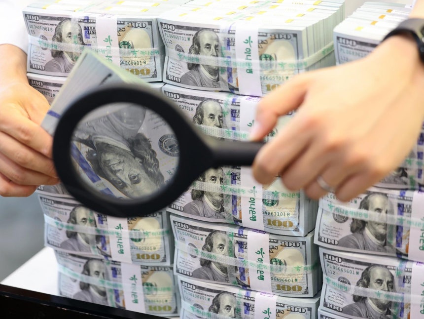  미국·이란 전쟁 발발에 따른 환율 불안으로 시장안정화 조치가 확대되면서 우리나라 외환보유액이 두 달 만에 감소 전환했다.3일 한국은행에 따르면 2026년 3월 말 기준 우리나라 외환보유액은 4236억 6000만