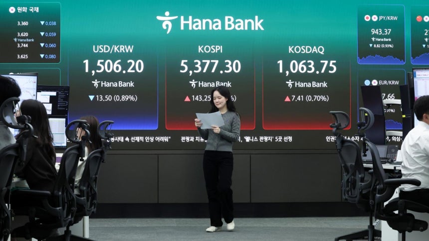 3일 오후 서울 중구 하나은행 딜링룸 전광판에 증시 종가가 표시되어 있다.이날 코스피는 전 거래일 대비 143.25포인트(2.74%) 오른 5377.30에,코스닥은 7.41포인트(0.70%) 상승한 1063.75