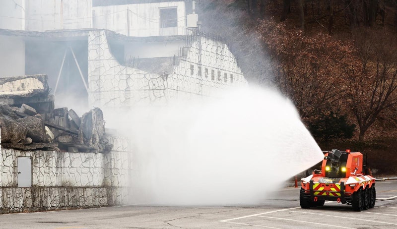 [신문과 놀자!/어린이과학동아 별별과학백과]위험한 화재 현장… 소방관 대신 AI 로봇이 불 끈다