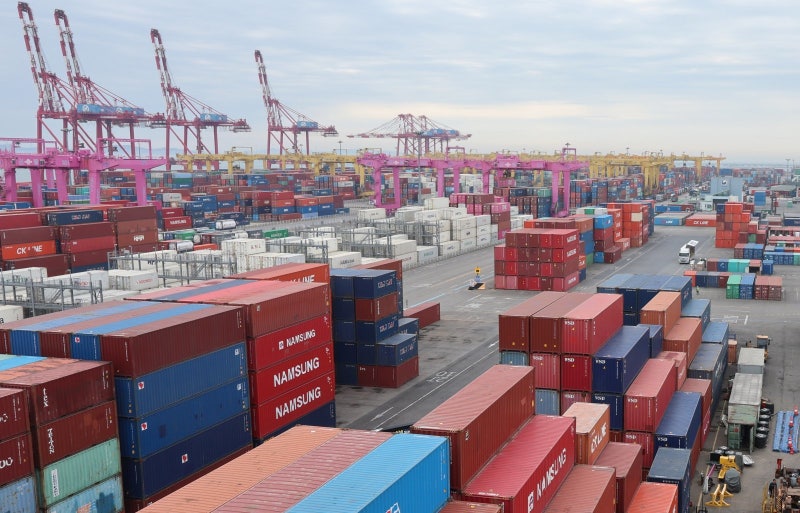 올 한국 수출, 사상 첫 日 넘어서나… 1~2월 반도체 업고 추월