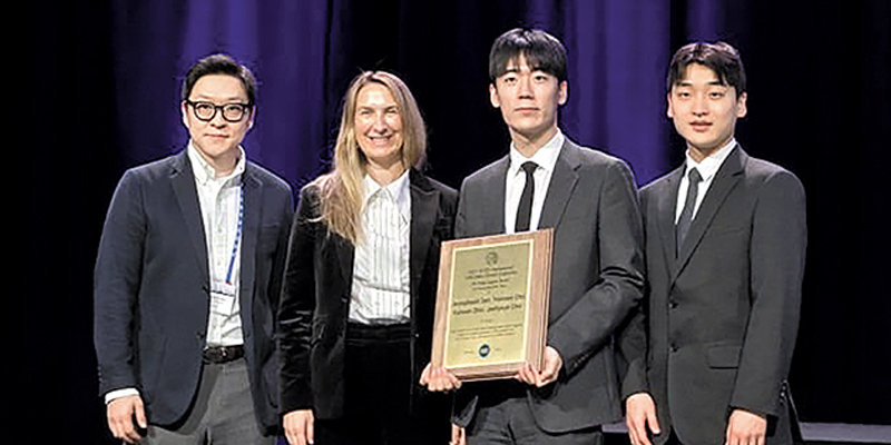 올 2월 열린 국제고체회로학회(ISSCC)에서 아시아태평양 지역 1위 논문을 수상한 최재혁(왼쪽) 서울대 전기정보공학부 교수팀. 최재혁 교수 제공