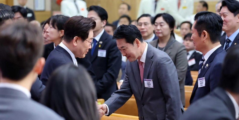 부활절 연합예배서 만난 李대통령-장동혁