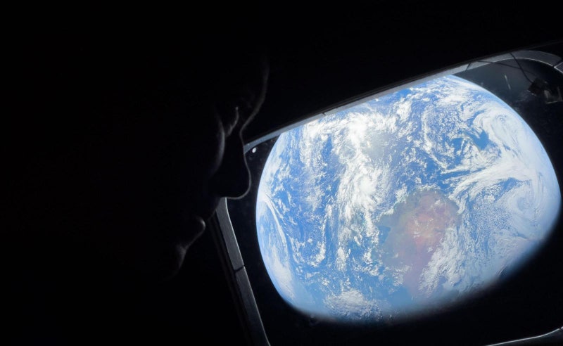 전쟁중인 지구… “우주서 보면 인류는 하나”