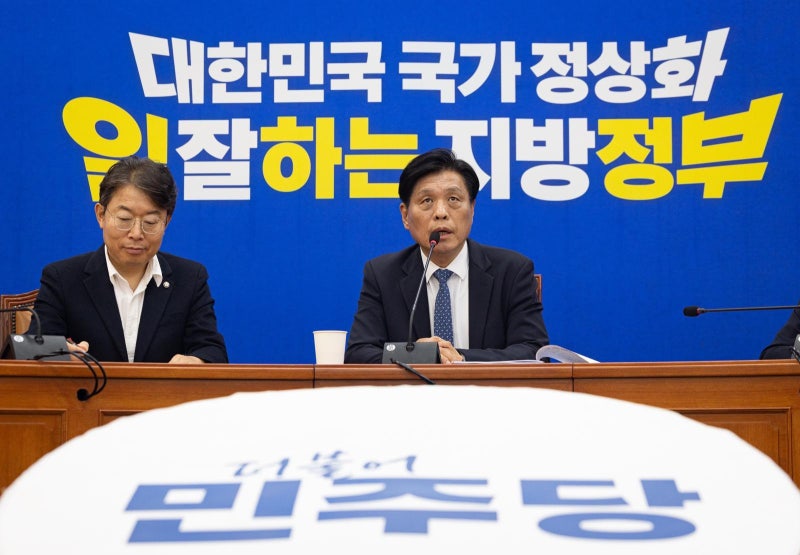 與, 李 취임前 사진 활용 금지령… “친명 견제용” 반발