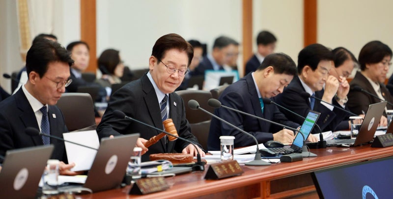 [사설]“하반기 또 추경할 수도”… 국가채무 역대 최고인데