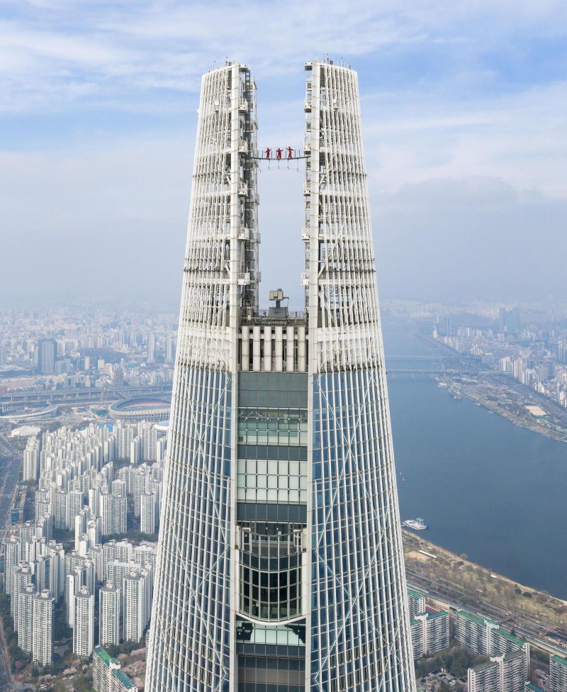 롯데월드타워 꼭대기 걸어볼까