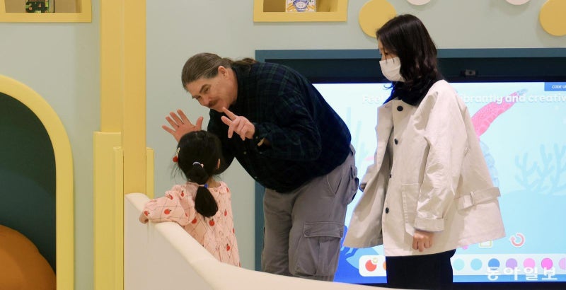 영어 회화-코딩… ‘공공 키즈카페’의 진화