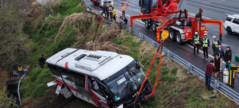고속도로 버스, 추돌당해 10m 아래 추락… 6명 병원 이송