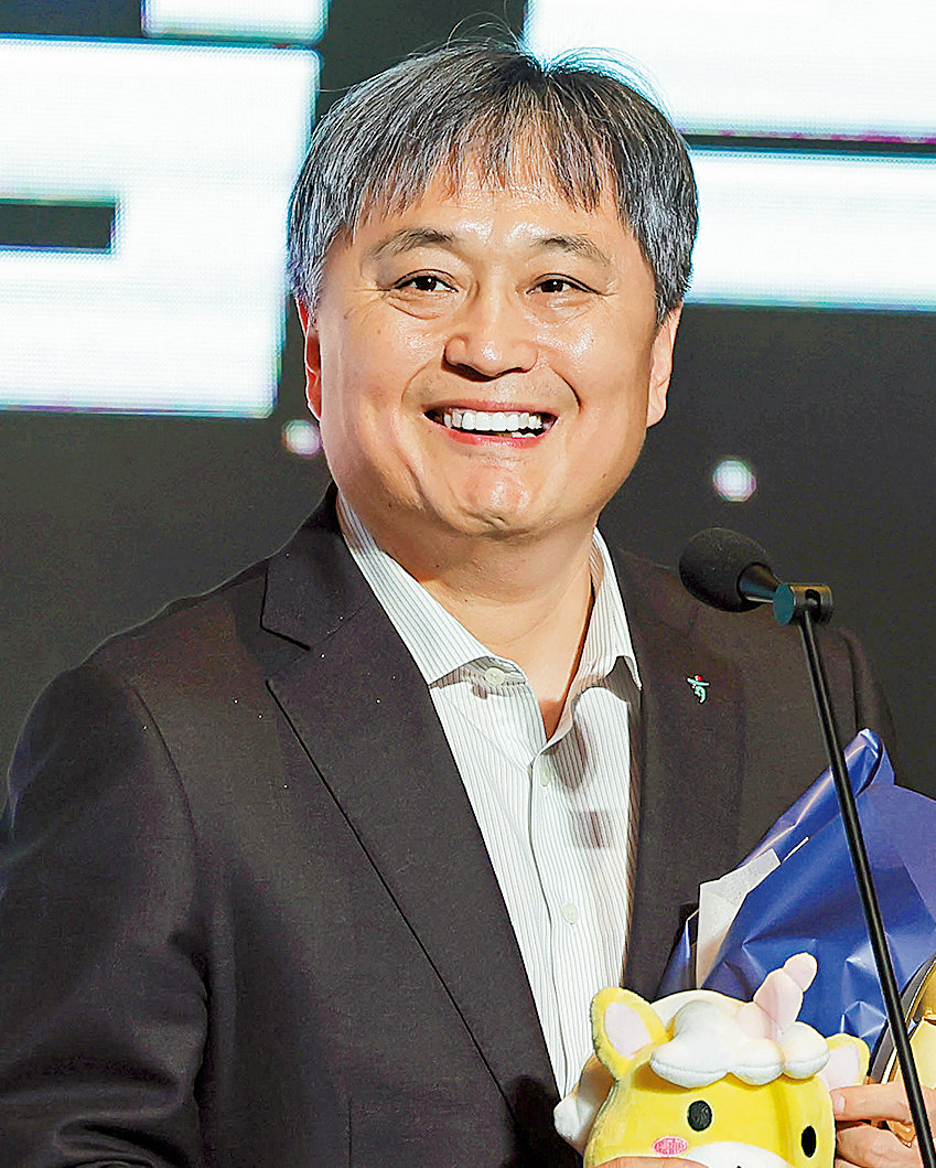 남녀농구 지도상 모두 받은 이상범 감독 “여자선수와 소통하는 법, 딸에게 배웠죠”