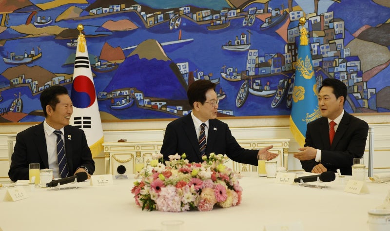 장동혁 “연임 않겠다 밝혀달라”… 李 “연임 개헌 불가능”