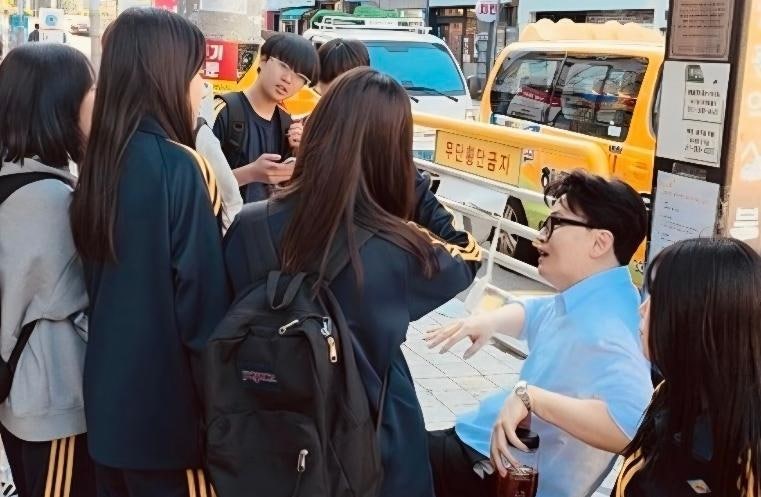 부산 북갑 찾은 한동훈, 하정우와 빅매치 가능성