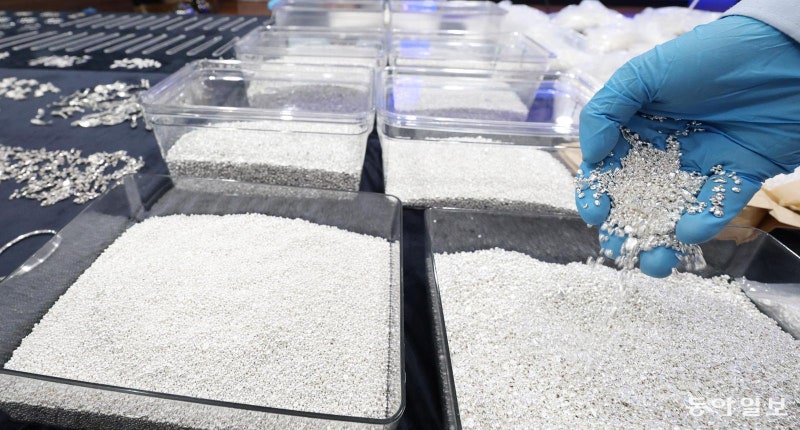 여행 가방속 ‘은빛 알갱이’… 은값 뛰자 밀수 2.7배로 급증