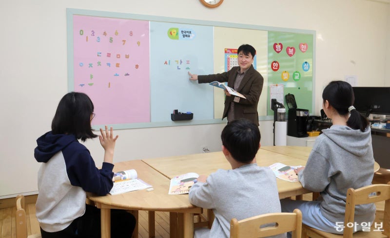 서울 다문화 학생 2만 명… 입학 전 ‘말문’ 터주는 교육 늘린다