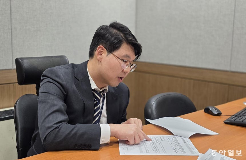 부산지검에서 김 씨 사망 사건을 수사한 이홍석 검사가 자료를 짚어가며 설명하고 있다. 손준영 기자 hand@donga.com