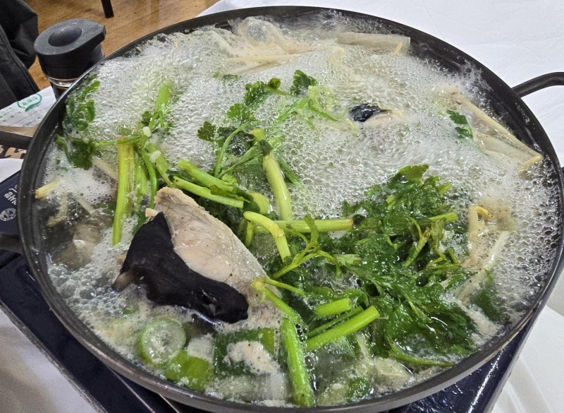 맑은 국물 한입에 바다 한가득… 정직하게 우려낸 묵호 복지리[김도언의 너희가 노포를 아느냐]