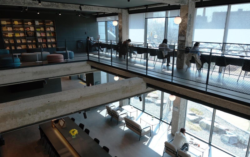 폐교 북카페-도심 속 바다… 경기의 재발견