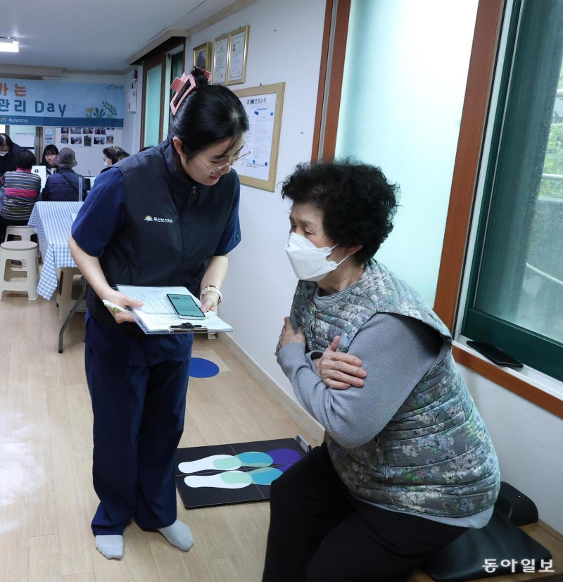 천천히 앉았다가 일어나 보세요