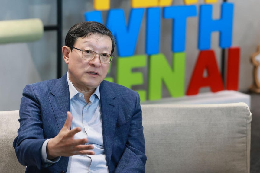  허태수 AI 혁신위원회 위원장(GS 회장)이 10일 강남구 GS타워에서 열린 ‘AI 혁신위원회 3차 회의’에 앞서 기자들의 질문에 답하고 있다. 한경협 제공.