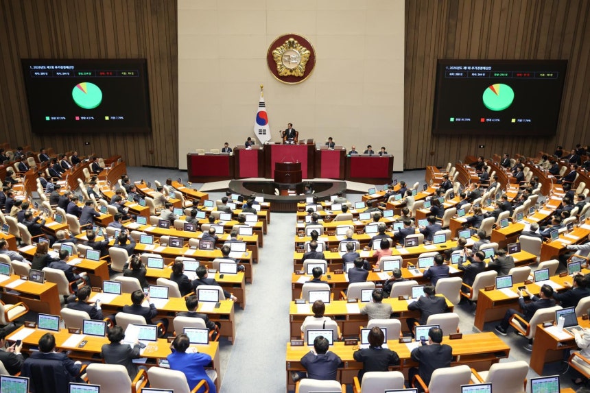 우원식 국회의장이 10일 서울 여의도 국회에서 열린 제434회국회(임시회) 3차 본회의에서 2026년도 제1회 추가경정예산안(정부)이 가결되자 의사봉을 두드리고 있다.2026.4.10/뉴스1