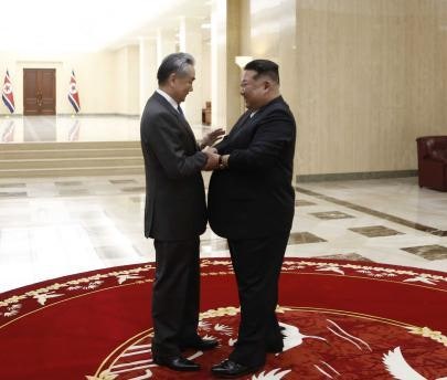 김정은, 왕이 만나 “전략소통 강화”… 美中 정상회담앞 밀착 과시