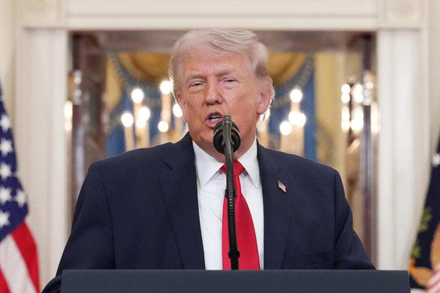 도널드 트럼프 미국 대통령이 1일(현지 시간) 백악관 크로스홀에서 이란 전쟁과 관련해 대국민 연설을 하고 있다. 2026.04.02. [워싱턴=AP/뉴시스]