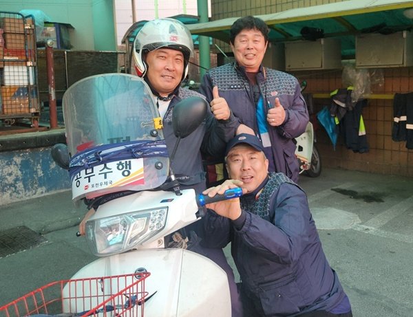 포천 상가 화재 현장에서 식사 중이던 집배원 3명이 소화기로 초동 진압에 나서 인명 피해를 막았다. ⓒ뉴시스