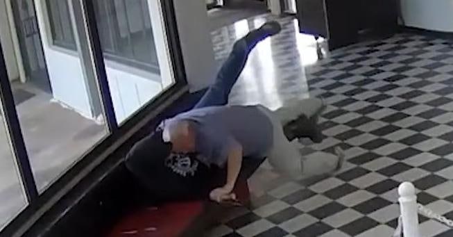 총기 든 괴한 맨몸으로 제압한 美고교 교장, 참사 막아