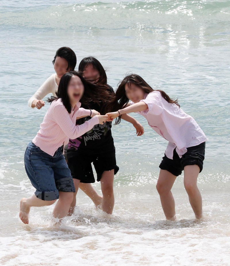 어제 낮 최고 30.8도… 바다로 달려간 청춘들