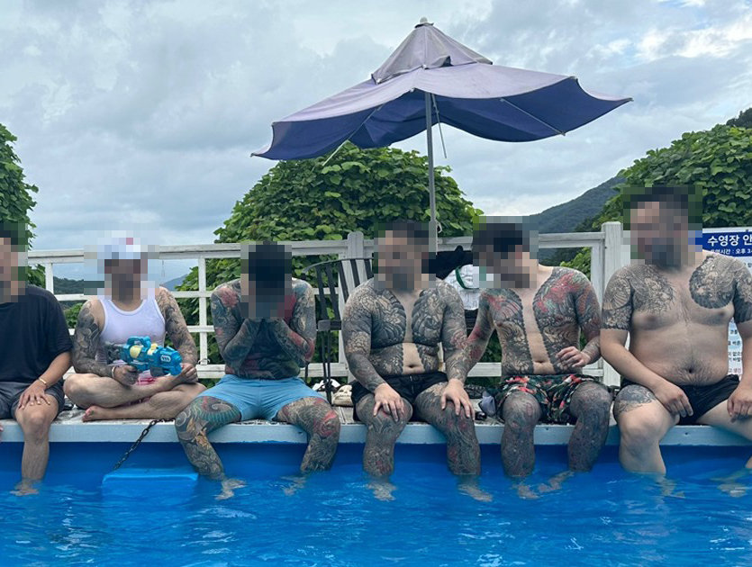 경찰 조직폭력배 관리 명단에 없는 ‘MZ 조폭’ “명령에 복종한다” 등 행동강령에 따라 조직적으로 투자사기를 벌이다 지난해 8월 검거된 일당의 모습. 경기북부경찰청 제공