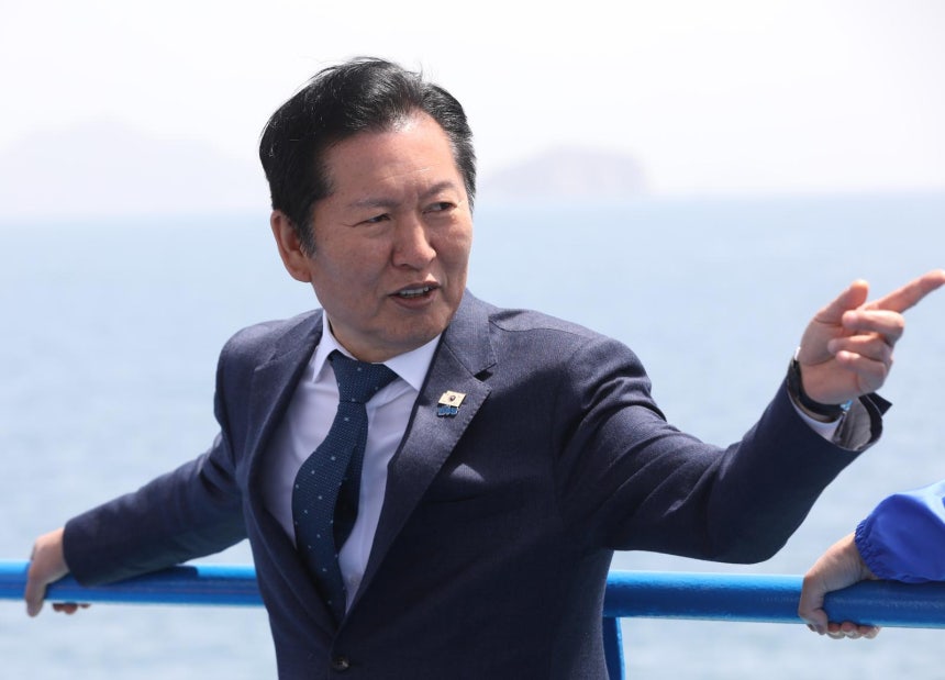 정청래 더불어민주당 대표가 경남 통영에서 욕지도로 향하는 선박 위에서 시민과 대화하고 있다.2026.4.21/뉴스1
