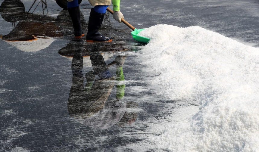 2019년 8월 염부가 소금을 수확하고 있다. 기사 내용과 관련 없음. 뉴스1