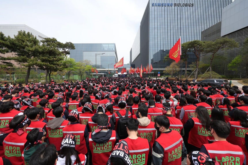 삼성바이오로직스 상생노동조합 조합원들이 22일 인천 연수구 삼성바이오로직스 송도 사업장 앞에서 임금인상 등을 요구하며 투쟁 결의대회를 하고 있다.2026.04.22 뉴시스