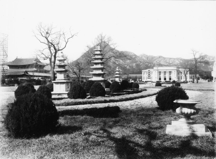 11915년 경복궁 내 개관한 총독부 박물관(원 안). 전국에서 수집한 석물은 물론이고 근정전, 경회루 등 궁궐 건물까지 야외 전시물처럼 연출했다.<BR> 