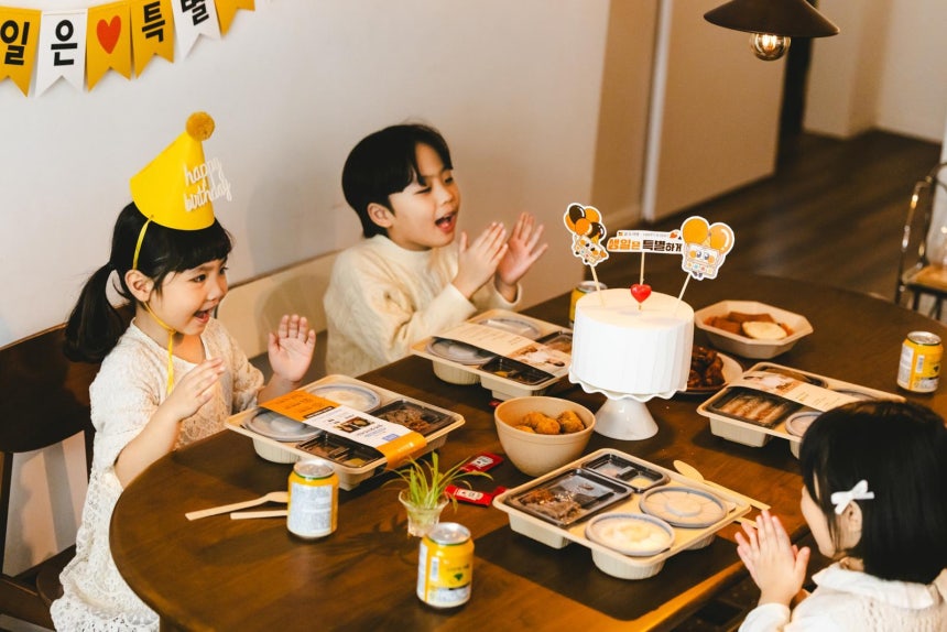  본아이에프가 지원한 사회공헌 활동 ‘생일은 특별하게’를 통해 공동생활가정(그룹홈) 어린이의 생일 파티를 연 모습. 행복나래 제공