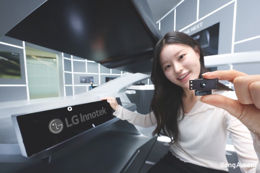 LG이노텍이 CES 2026에서 최초로 공개한 ‘차세대 언더 디스플레이 카메라 모듈’. LG이노텍 제공