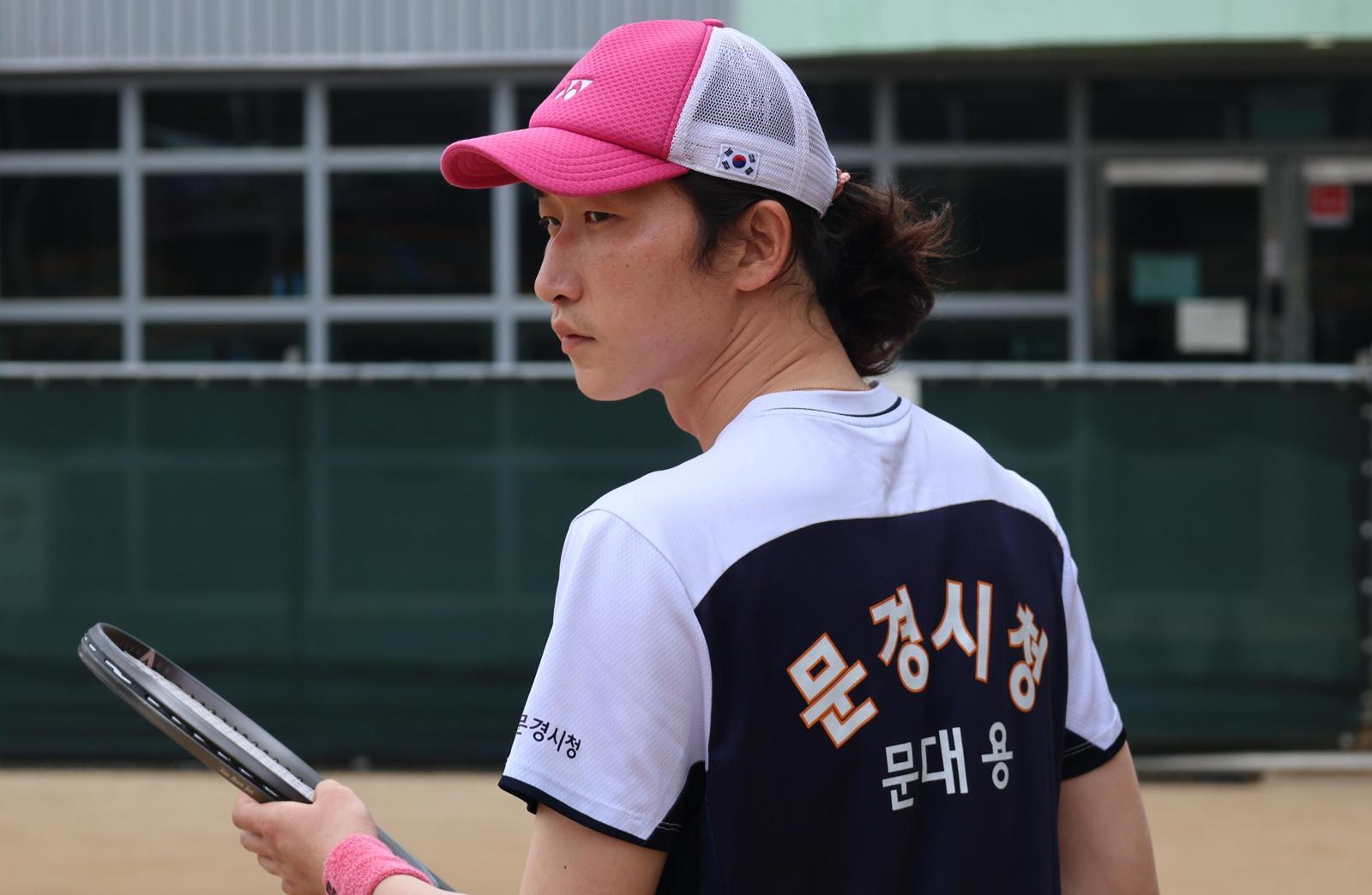 ‘꽁지머리’ 한 채 대표선서 문대용 “소아암 환자 위해 가발용 기부”