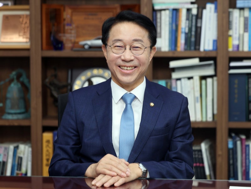 국회의장 도전 조정식, 정무특보 사퇴… 김태년-박지원과 경쟁