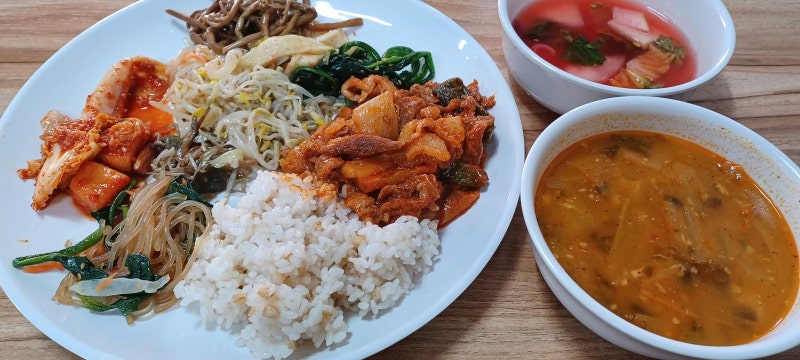 계절-요일 따라 변주되는 반찬… 하루 버텨내는 리듬을 닮았다[김도언의 너희가 노포를 아느냐]
