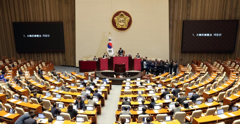 [사설]국힘 불참에 개헌안 표결 무산… 지선 후엔 與野 접점 찾아야