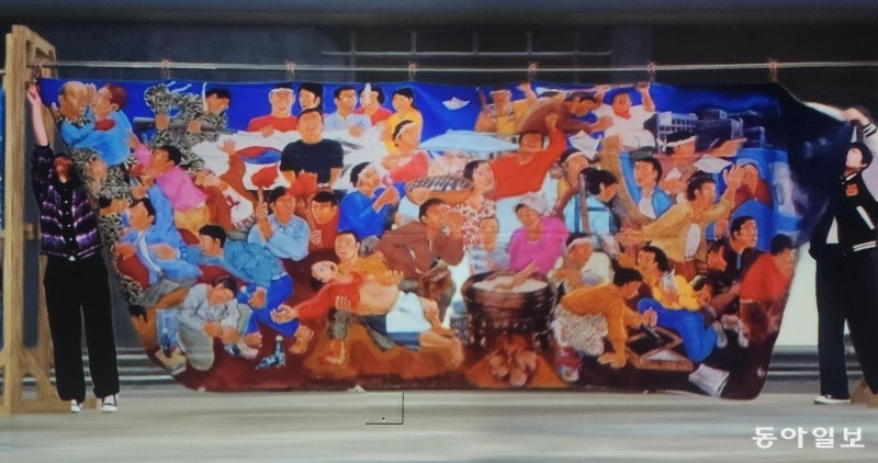 백골단에 불탄 77m ‘민주화 걸개그림’ AI로 되살려