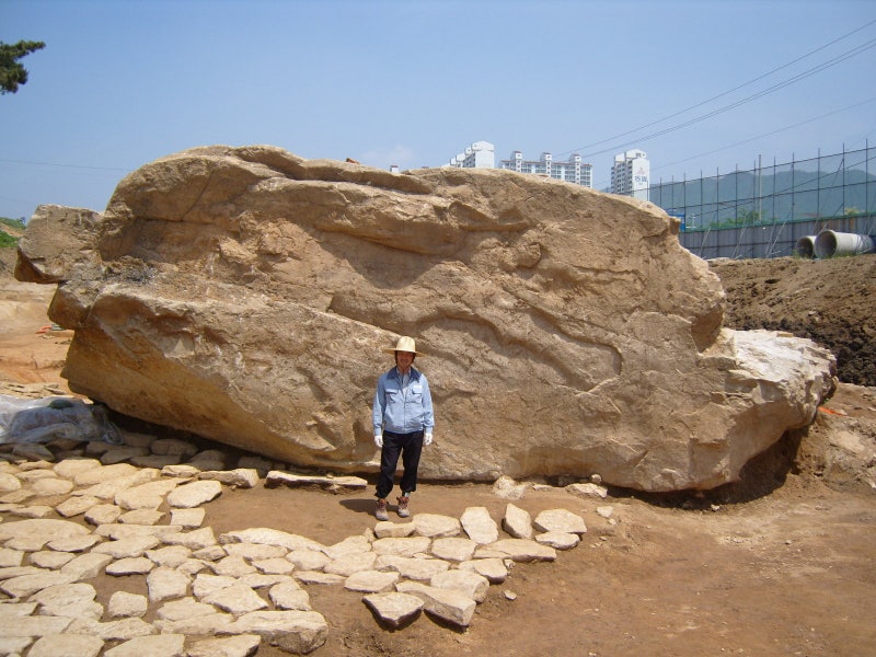 수천이 밧줄 맞잡고 돌 옮겨 세웠다… 권력 아닌 화합의 산물 K고인돌[강인욱 세상만사의 기원]