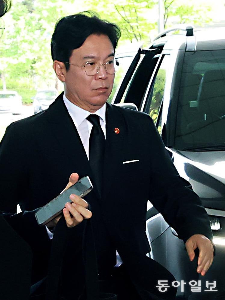 李 “공공복리 위해 기본권 제한 가능” 긴급조정권 발동 내비쳐