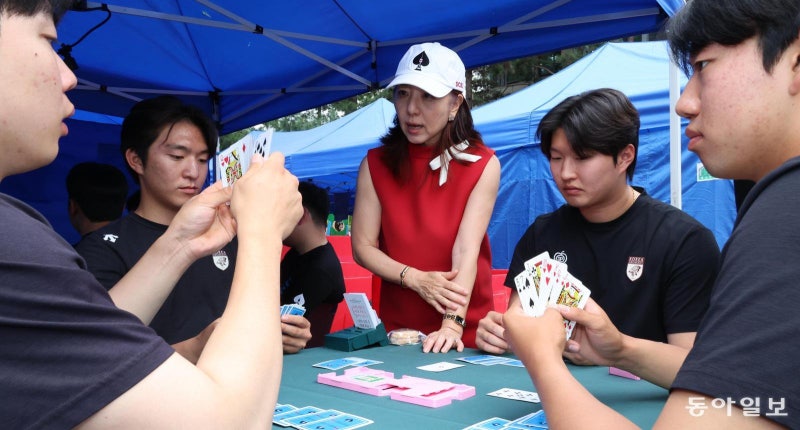 대학축제 찾아간 ‘브리지’… “이런 카드게임 처음”