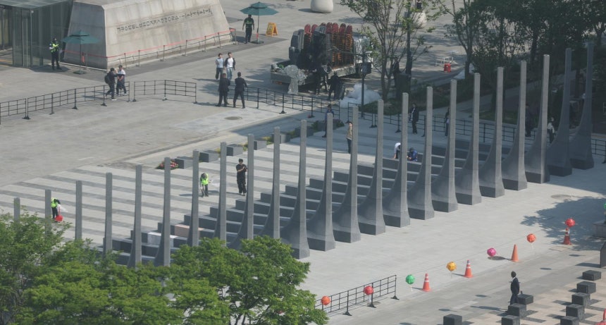 12일 오후 서울 광화문광장에서 준공식을 마친 ‘감사의 정원’이 모습을 드러내고 있다.   감사의 정원은 6.25 전쟁 참전국에 대한 예우를 담아 조성한 공간으로 미국, 캐나다, 영국 등 22개국과 한국을 포함한 2