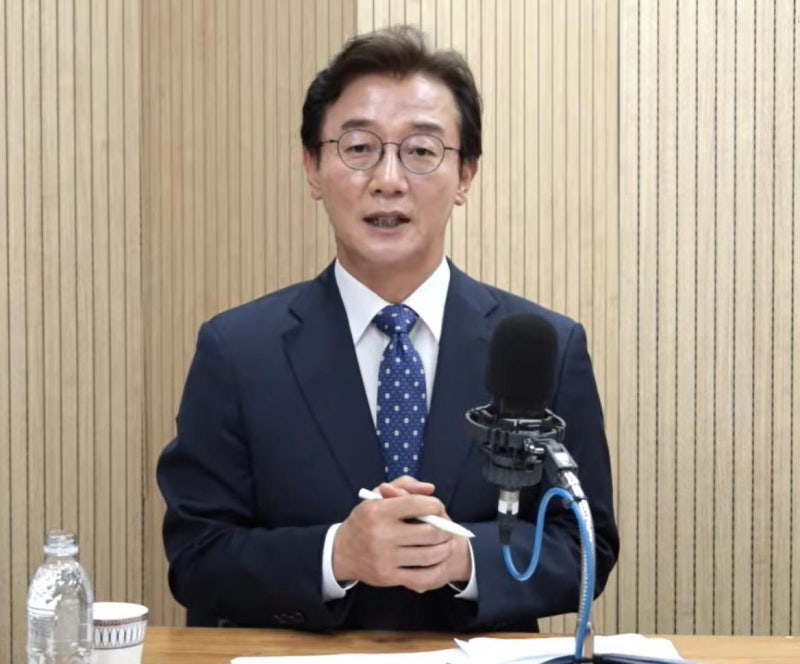 “박형준, 정부와 싸우고 갈등 키워” vs “전재수, 부산 해양산업 비중 몰라”