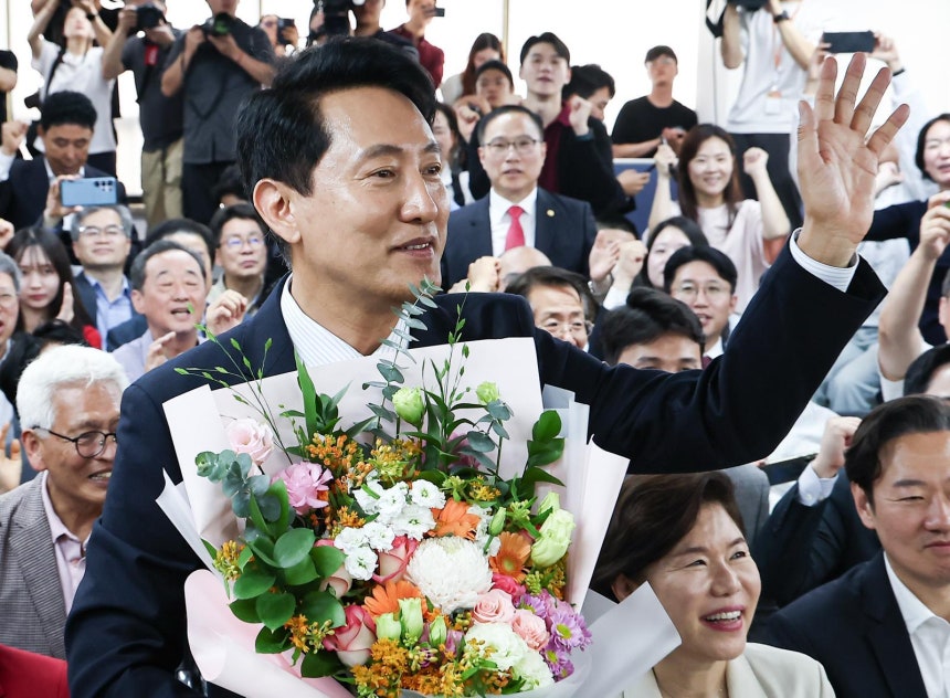 6·3 지방선거에서 당선된 오세훈 국민의힘 서울시장 후보가 4일 서울 종로구 선거사무소에서 꽃다발을 전달 받고 환호 하고 있다.2026.6.4.뉴스1